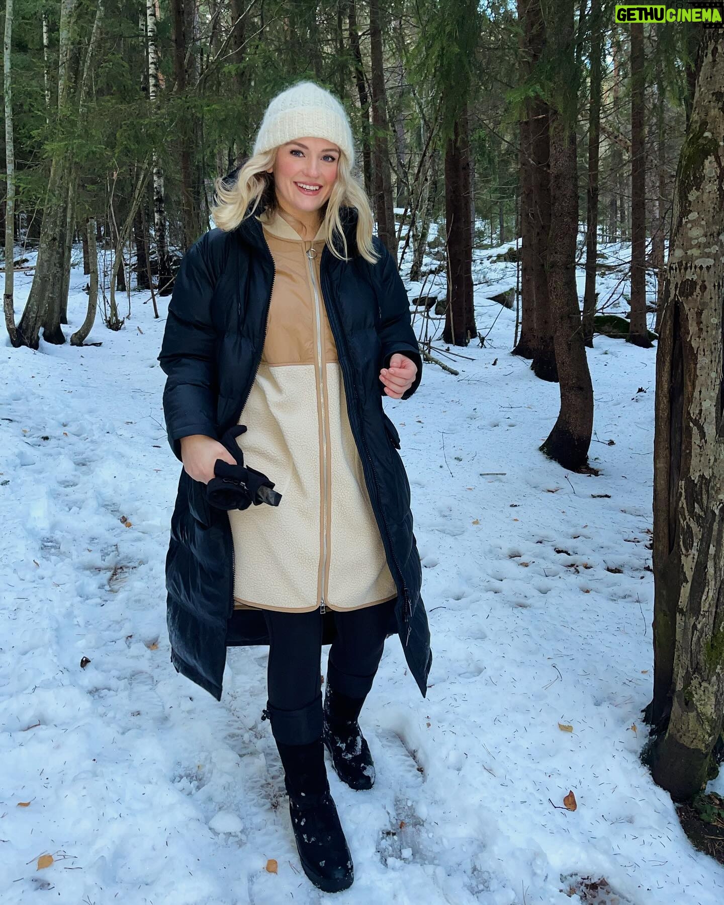 Alicia Agneson Instagram - My favourite time of the year has come, going home to Scandinavia for the holiday season . Pine trees, dog walks & open fires. Lots of memories to be made. Thank you for keeping me warm @tretorn_europe