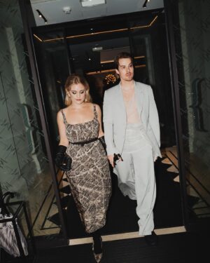 Alicia Agneson Instagram - From Vienna with love 🎞️ @diorbeauty I mean this DRESSSSSS and these gloves. Could wear this everyday from now on.