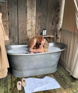 Alicia Agneson Instagram - Happy international dog day 🦦 🐾