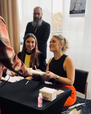 Alicia Agneson Instagram - Words can not describe what an absolutely wickedly great weekend it was in Paris at the Vikings convention. Thank you from the bottom of my heart to everyone who came- such an honour and delight to have a chat with you guys. You roooock and all my love to my Vikings fam ❤️‍🔥