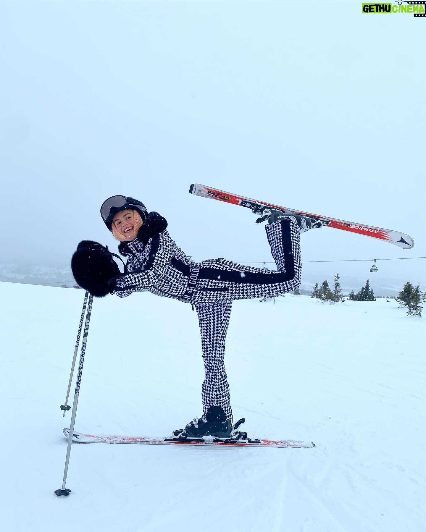 Alicia Agneson Instagram - Love at frost sight ❄️ can’t cope with Rosewoods little snow outfit 🐾 ( also can I just get to play next female James Bond and wear this outfit in a scene? Thank you)