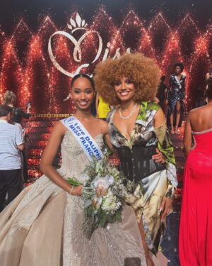 Alicia Aylies Instagram - Family 🖤 

Welcome @evegillesoff Miss France 2024 🤍✨

#missfrance #missfrance2024 #family