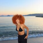 Alicia Aylies Instagram - only good vybz 🖤🌊 Toi aussi tu vois que les abdos de la Mama reviennent ? 👀😂 #antibes #france #beach #smile