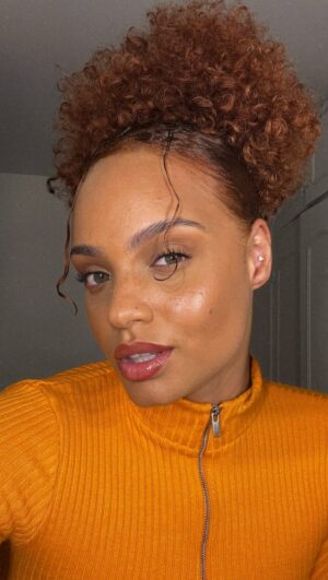 Alicia Aylies Instagram - ✨ HAIR TUTORIAL ✨

Nouvelle idée coiffure que j’ai kiffé faire ! ☺️

À votre tour maintenant 😬

N’hésitez pas à me tagguer sur vos vidéos que je vois le résultat 😍😍

#hairtutorial #curlyhair #hair #hairgoals #new