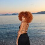 Alicia Aylies Instagram - only good vybz 🖤🌊 Toi aussi tu vois que les abdos de la Mama reviennent ? 👀😂 #antibes #france #beach #smile