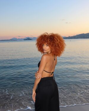 Alicia Aylies Instagram - only good vybz 🖤🌊

Toi aussi tu vois que les abdos de la Mama reviennent ? 👀😂

#antibes #france #beach #smile