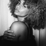 Alicia Aylies Instagram - ✨HAIR TUTORIAL ✨ Voici une de mes techniques et certains de mes produits capillaires pour obtenir mon afro volumineux et bouclé 😍😍 Après le séchage ,tête en bas, pensez à décoller vos racines avec un peigne pour avoir encore plus de VOLUME 🤩🤩 N’hésitez pas à me poser vos questions en commentaires et à me dire si ce format vous plaît 🥰 Rdv au prochain tuto !! ❤️ #hairtutorial #afro #curls #volume #bighair #bighairdontcare