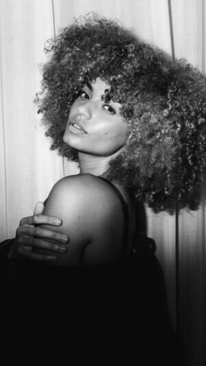 Alicia Aylies Instagram - ✨HAIR TUTORIAL ✨

Voici une de mes techniques et certains de mes produits capillaires pour obtenir mon afro volumineux et bouclé 😍😍

Après le séchage ,tête en bas, pensez à décoller vos racines avec un peigne pour avoir encore plus de VOLUME 🤩🤩

N’hésitez pas à me poser vos questions en commentaires et à me dire si ce format vous plaît 🥰

Rdv au prochain tuto !! ❤️

#hairtutorial #afro #curls #volume #bighair #bighairdontcare