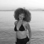Alicia Aylies Instagram - only good vybz 🖤🌊 Toi aussi tu vois que les abdos de la Mama reviennent ? 👀😂 #antibes #france #beach #smile