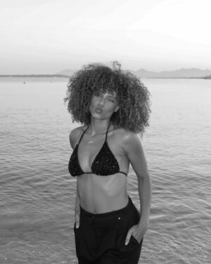 Alicia Aylies Instagram - only good vybz 🖤🌊

Toi aussi tu vois que les abdos de la Mama reviennent ? 👀😂

#antibes #france #beach #smile