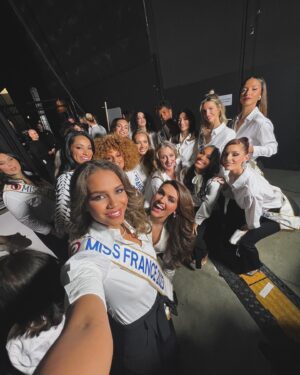 Alicia Aylies Instagram - Family 🖤 

Welcome @evegillesoff Miss France 2024 🤍✨

#missfrance #missfrance2024 #family