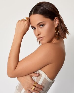 Alicia Jaziz Zapién Instagram - Japi niu yiir.
.
.
Foto by: @estebancalderon 
Hair: @lisallende 
Makeup: @ger.parra