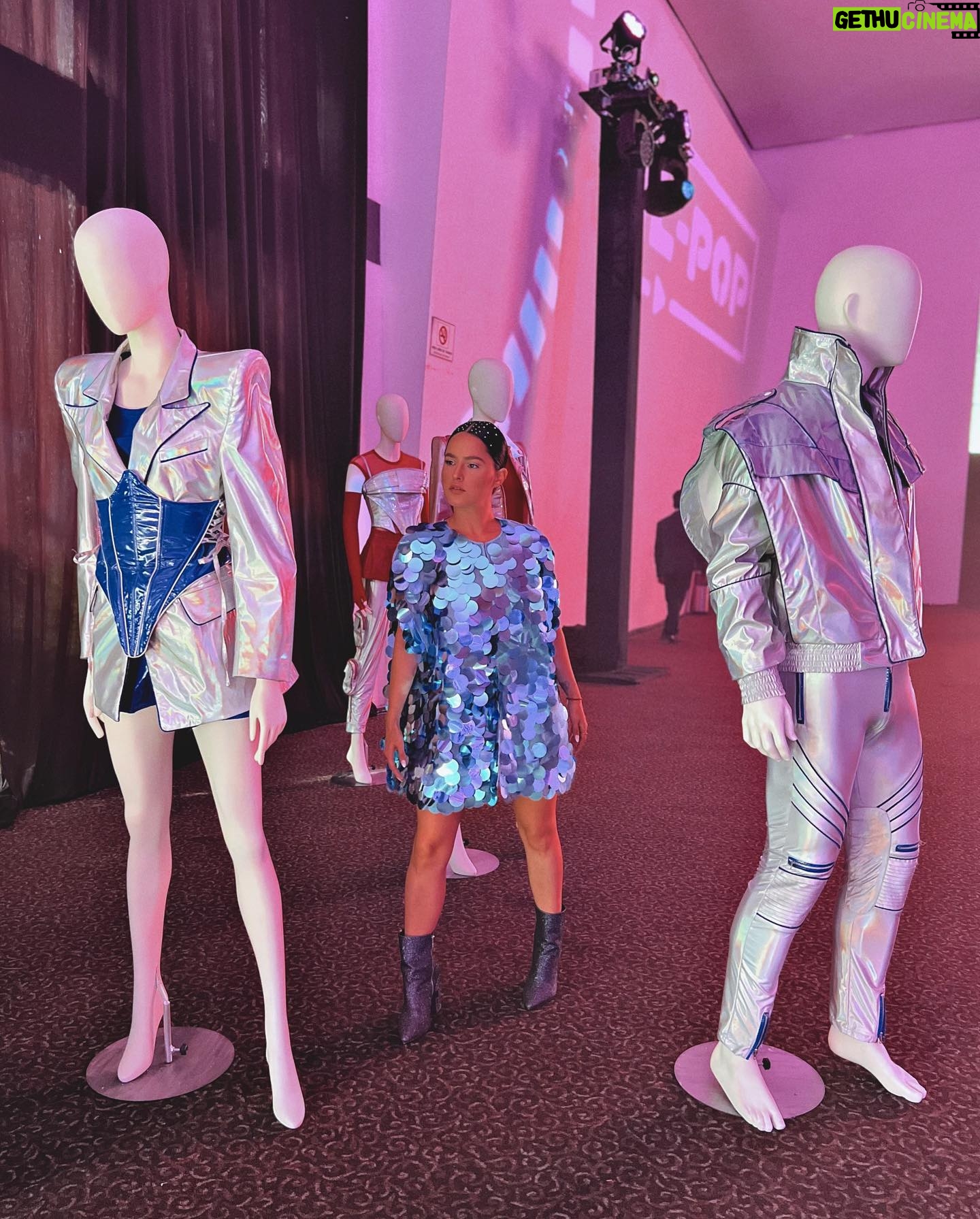 Alicia Jaziz Zapién Instagram - Llovieron brillos de Kpop. . LPOP ya está disponible en Disney . Stylist. @steponfashion . @griselda_sanchezj @mariandreegaitan . #kpop #disneyplus #lpop