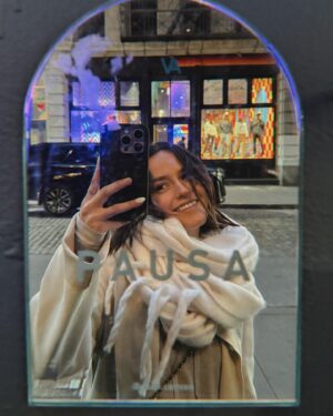 Alicia Jaziz Zapién Instagram - Pausa la vida, y comete una galleta o croissant en Nueva York.