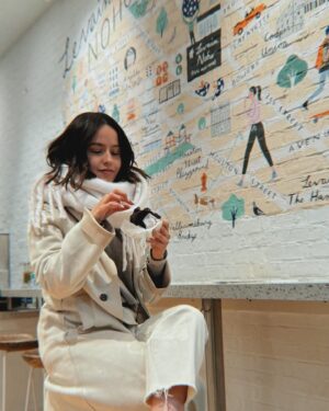 Alicia Jaziz Zapién Instagram - Pausa la vida, y comete una galleta o croissant en Nueva York.