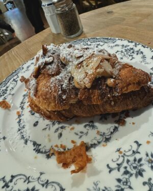Alicia Jaziz Zapién Instagram - Pausa la vida, y comete una galleta o croissant en Nueva York.