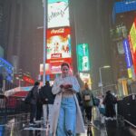 Alicia Jaziz Zapién Instagram - Times square, Krispy kreme y una humana feliz. . Foto de turista. . Glinda y Elphaba. . El día que camine 30 kilómetros. . Una esquina llamada, Ámsterdam. . Felicidad absoluta.