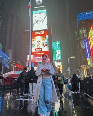 Alicia Jaziz Zapién Instagram - Times square, Krispy kreme y una humana feliz.
.
Foto de turista.
.
Glinda y Elphaba.
.
El día que camine 30 kilómetros. 
.
Una esquina llamada, Ámsterdam.
.
Felicidad absoluta.
