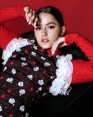 Alicia Jaziz Zapién Instagram - C.H.A.N.E.L 
.
.
Revista: @panoramadelheraldo 
Photos: @diegofierce 
Makeup&hair: @leonelmakeup 
Entrevista: @ailedd_om