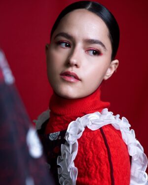 Alicia Jaziz Zapién Instagram - C.H.A.N.E.L 
.
.
Revista: @panoramadelheraldo 
Photos: @diegofierce 
Makeup&hair: @leonelmakeup 
Entrevista: @ailedd_om