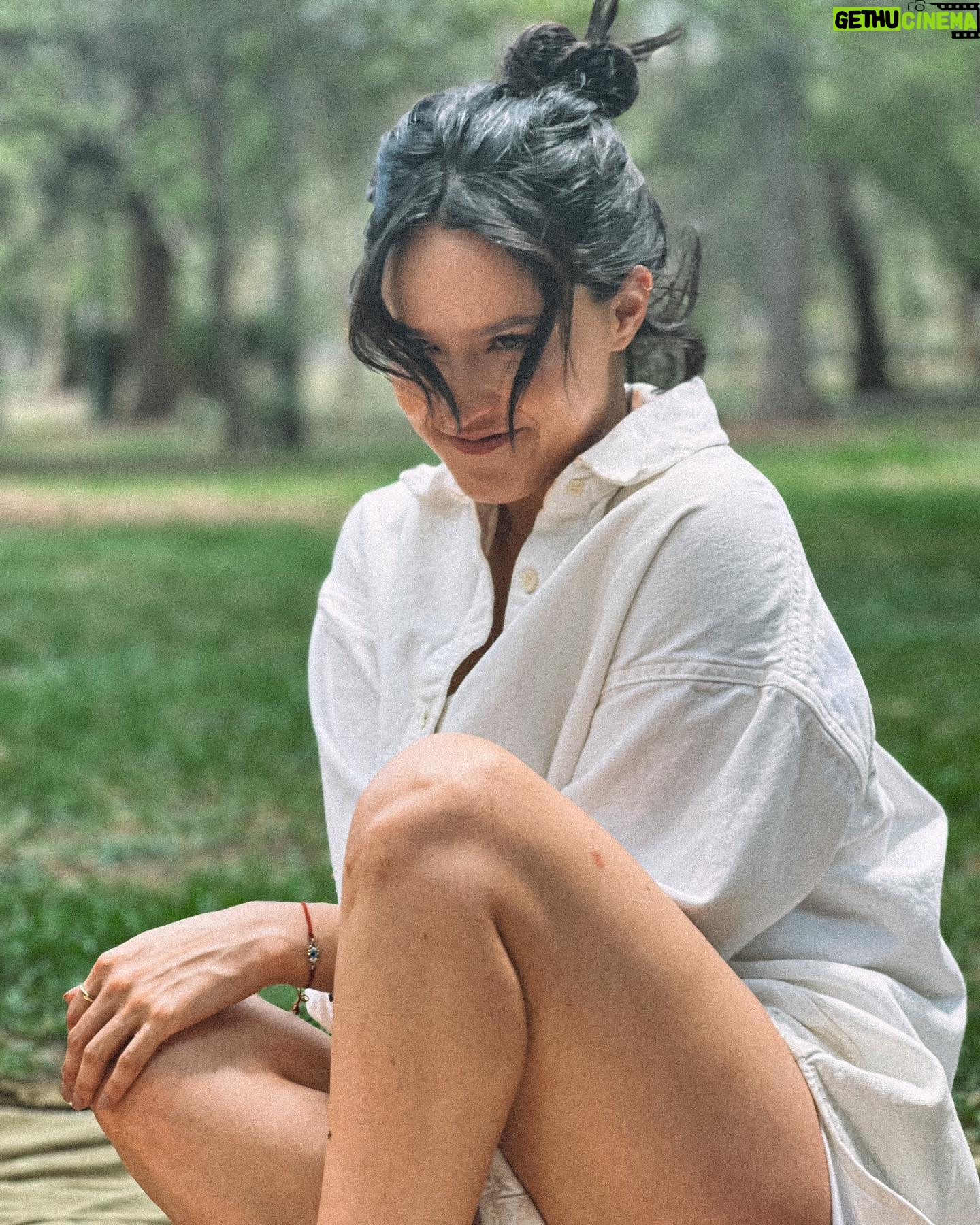 Alicia Jaziz Zapién Instagram - ¿Coqueteamos, bailamos y nos besamos?
