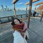Alicia Jaziz Zapién Instagram - Times square, Krispy kreme y una humana feliz. . Foto de turista. . Glinda y Elphaba. . El día que camine 30 kilómetros. . Una esquina llamada, Ámsterdam. . Felicidad absoluta.