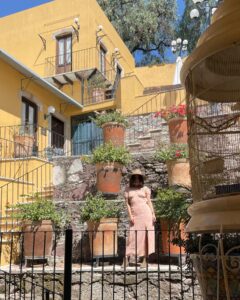 Alicia Jaziz Zapién Instagram - Usualmente nos TQM, pero más cuando estamos viajando, aunque regresemos más cansadas que antes 💀 De aquí a dónde? . . . 📍@guanajuatocapitalturismo #guanajuato #travelguanajuato #travelers #viajeras