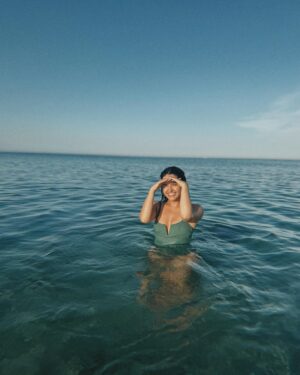 Alicia Jaziz Zapién Instagram - MAR según la RAE. 
.
Masa de agua salada que te genera una sensación de paz y amor.