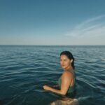 Alicia Jaziz Zapién Instagram - MAR según la RAE. . Masa de agua salada que te genera una sensación de paz y amor.