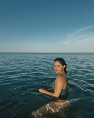 Alicia Jaziz Zapién Instagram - MAR según la RAE. 
.
Masa de agua salada que te genera una sensación de paz y amor.