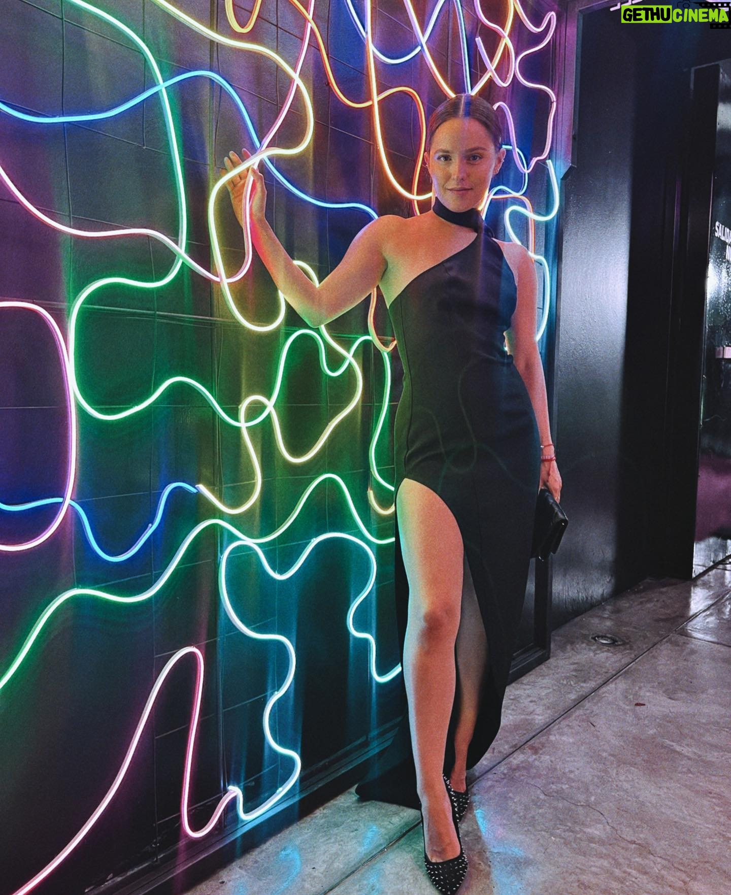 Alicia Jaziz Zapién Instagram - Ayer en ese vestido me sentía candela.🔥🔥🔥🔥🔥 . . @turquetamx @pepevelber . . #premiosdigitelle #ellerevista