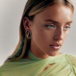 Alicia Moffet Instagram - 5AM COLLECTION - disponible le 16 novembre prochain ⚡️ Tellement fière de vous annoncer la sortie de ma collection de bijoux en collaboration avec @five.jwlry . Il y a près d’un an, nous avons commencé à designer, penser et créer de zéro cette collection de 9 pièces à la fois chic et sophistiquée mais aussi simpliste et minimaliste. L’entièreté de la collection sera disponible en ligne au fivejwlry.com le 16 novembre et en exclusivité au pop-up @five.jwlry à la Place Laurier Québec du 10 au 12 novembre prochain ( et je viendrai y faire mon ptit tour !!! 🫶 ) Je vous présenterai chaque items d’ici les prochains jours!! J’espère que vous tripperai autant que nous 🌷