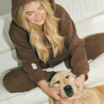 Alicia Moffet Instagram – Ma best a 4 ans aujourd’hui 🥺🎂🎈🎁
Le chien chien le plus spécial, thérapeutique et doux qu’ya pas. On en a traversé des choses ma p’tite madame et moi et j’espère l’avoir à mes cotés pour encore pluuuuuusieurs années 🤍