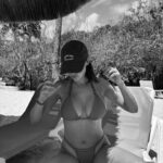 Alicia Moffet Instagram - semaine de pote au soleil 🍸