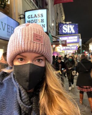 Alicja Bachleda-Curuś Instagram - NYC is sooo magical during this time of year ✨ @sixthemusical was perfect! Joyful, touching, heartwarming and smart. Central Park, museums, art, food… 💥#i❤️ny 🎄⭐️