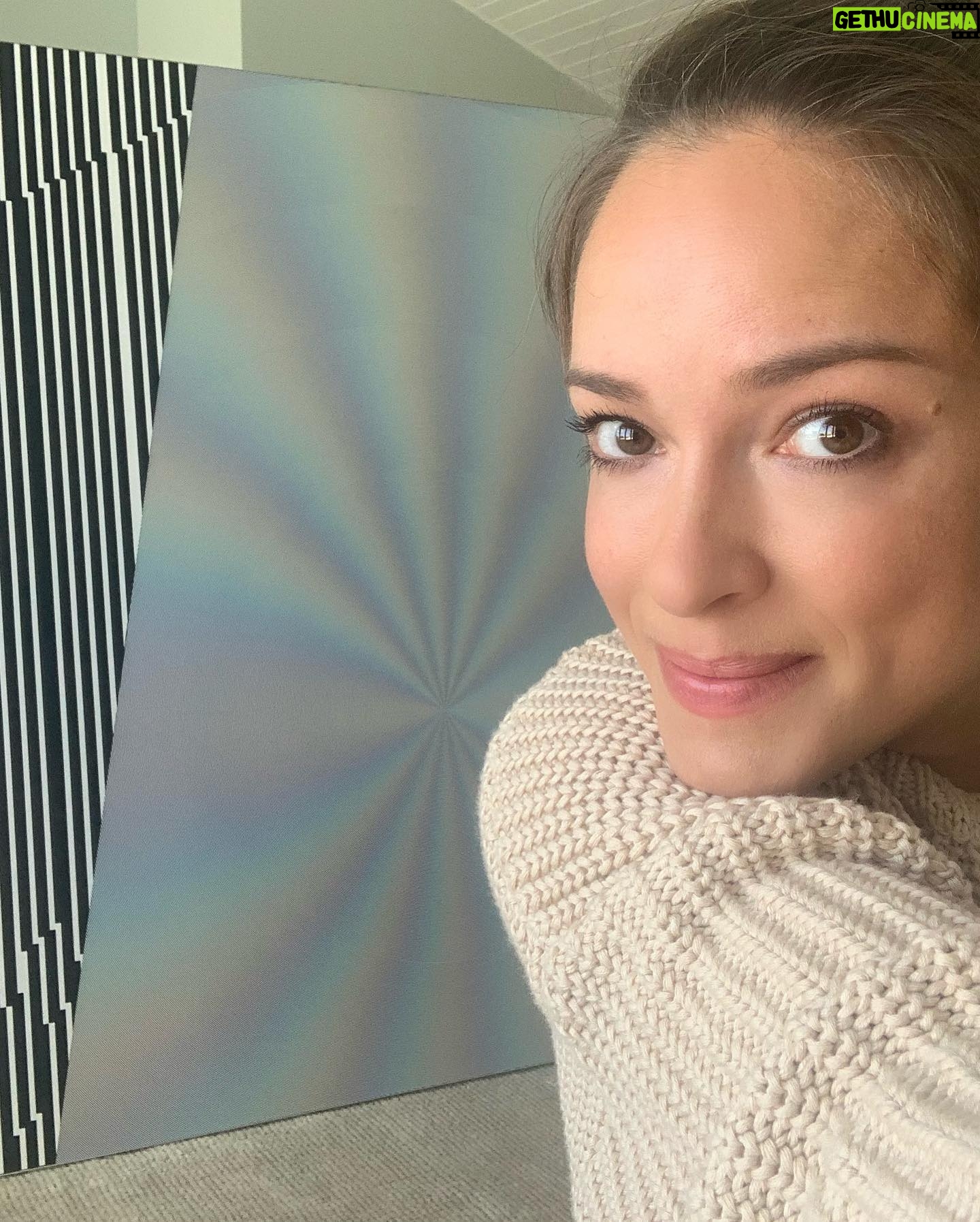 Alicja Bachleda-Curuś Instagram - It arrived! Pantone! I’m so happy (can you tell?😜) Thank you @felipepantone for this unique piece! This brilliant artist captivates with patterns, colors and elements of Op Art, check him out! 💥#kineticart #grafitti #opart #dynamism #digitalart 🙏🏻✨