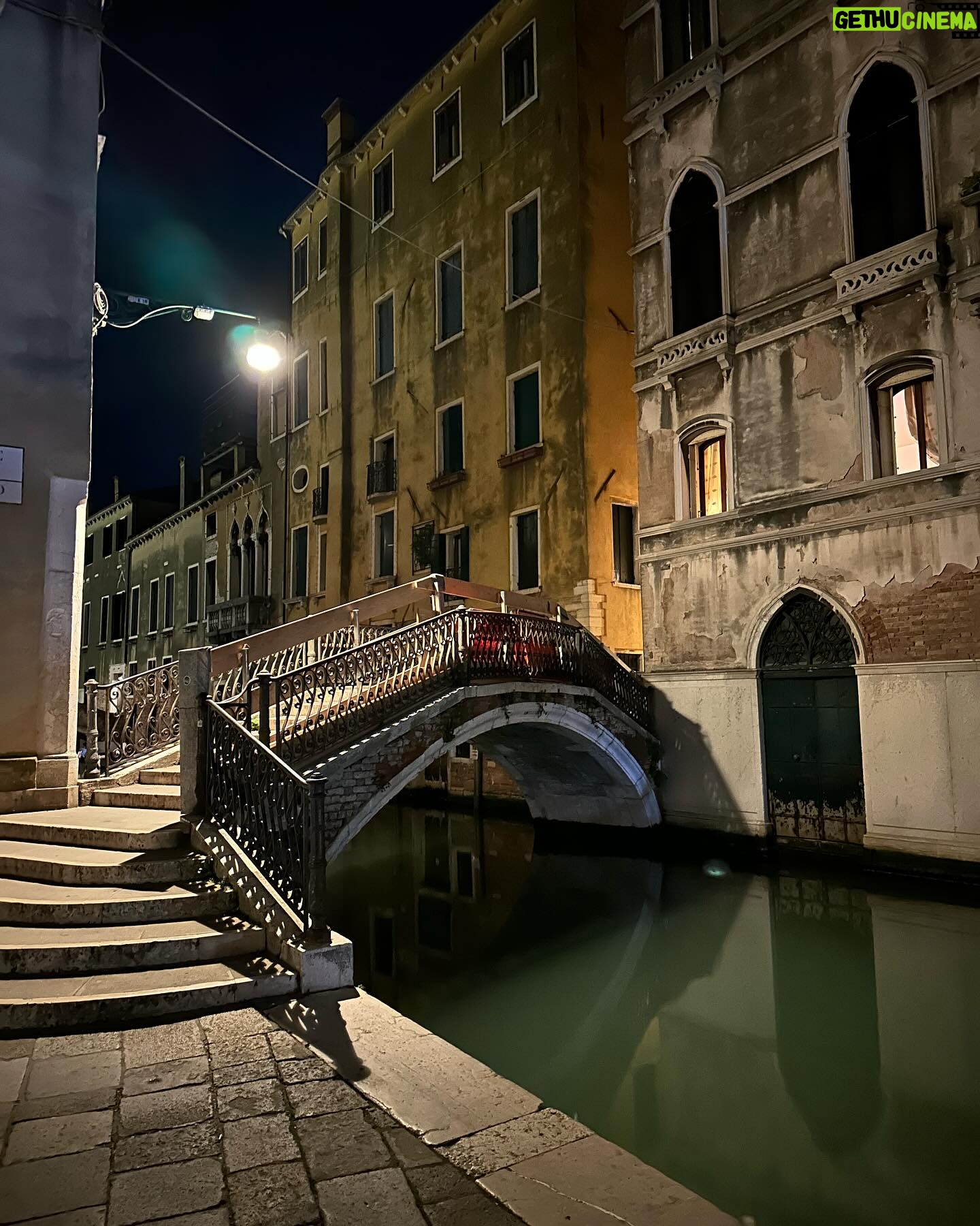 Alicja Bachleda-Curuś Instagram - Venice by night @labiennale ✨