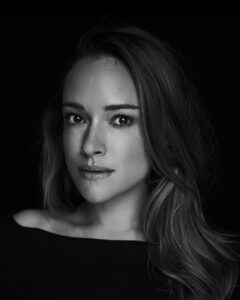Alicja Bachleda-Curuś Instagram - Kochani moi, od czasu do czasu zdarza mi się przeczytać o sobie totalne bzdury, bardziej lub mniej krzywdzące, wszystkie jednak obchodzę szerokim łukiem. Jest jednak granica, której najwyraźniej nie znają pewne media ostatnio donoszące o złym stanie zdrowia mojego taty. Tata, Bogu dzięki, czuje się świetnie i mam nadzieję, że nie dotrą do niego te bzdury. Chciałam uspokoić wszystkich, którzy po przeczytaniu tych doniesień dzwonili z troską. Tego typu wymysły są wyjątkowo perfidne w tak wymagającym dla nas wszystkich czasie, pełnym niepewności, ale i nadziei. Jestem wdzięczna za zdrowie moich bliskich ale też pełna empatii dla tych, których los potraktował inaczej. Życzę wszystkim zdrowia i spokoju. Szanujmy się nawzajem. 🙏🏻