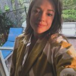 Alicja Bachleda-Curuś Instagram - Piękniej świątecznej niedzieli Wszystkim życzę 🕊️🐥 Zdrowia, pozytywnej energii i radości w sercu💛 Z nieco deszczowej Kalifornii - Wesołego Alleluja! ☀️☀️☀️ A mój Wielkanocny płaszcz to dzieło mojej znajomej z Berlina @aleksandrajagdfeld 😘 ( piękna historia powstawania ich tkanin na stronie @aleksandraviktor_ ) ✨