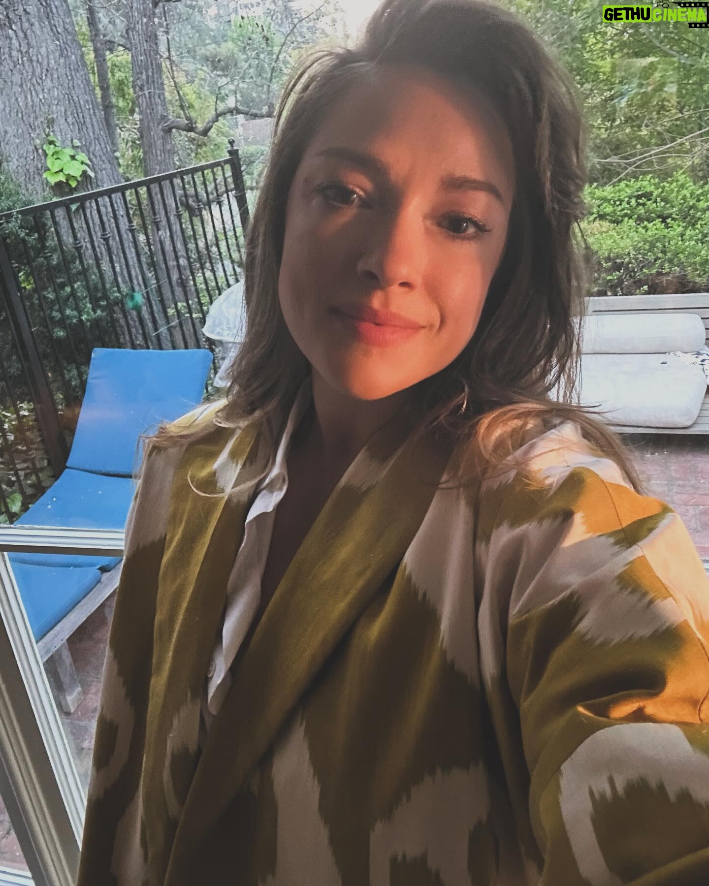 Alicja Bachleda-Curuś Instagram - Piękniej świątecznej niedzieli Wszystkim życzę 🕊️🐥 Zdrowia, pozytywnej energii i radości w sercu💛 Z nieco deszczowej Kalifornii - Wesołego Alleluja! ☀️☀️☀️ A mój Wielkanocny płaszcz to dzieło mojej znajomej z Berlina @aleksandrajagdfeld 😘 ( piękna historia powstawania ich tkanin na stronie @aleksandraviktor_ ) ✨