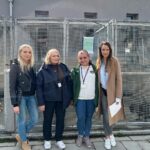 Alicja Bachleda-Curuś Instagram - Happy Easter! Spokojnych Świąt Wielkiej Nocy! Zdjęcie ze wspaniałymi kobietami, aniołami Krakowskiego Schroniska dla Bezdomnych Zwierząt - Może któreś z Was mogłoby dać nowe życie czworonożnemu lokatorowi schroniska? Cześć zwierzaków dotarła ostatnio do Krakowa z Ukrainy, cudne ale przestraszone, spragnione ciepła. Proszę, odwiedźcie schronisko, chociażby aby wesprzeć starania ratowania naszych najwierniejszych przyjaciół. 🐾❤️🐾 #krakow @ktoz_krakow @ktoz_schronisko