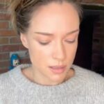 Alicja Bachleda-Curuś Instagram – U mnie często bywa tak, że noc miesza się z dniem podczas podróży pomiędzy Polską a Stanami. Byłam bardzo ciekawa, jak nowe serum marki @shiseido zadziała na moją skórę podczas i po podróży.
Parę faktów: LiftDefine Radiance Night Concentrate to kosmetyk, który stosuje się jako ostatni krok wieczornej pielęgnacji, zaraz po kremie. Wyposażony jest w najnowszą technologię LiftDynamic 4D, która wpływa na aktywację naturalnego systemu antygrawitacyjnego skóry i w miarę stosowania kontur twarzy staje się bardziej uniesiony. Jedwabista konsystencja serum łatwo się rozprowadza, a zadziała najlepiej w połączeniu z 4 etapowym masażem twarzy. 
✨Cera rano faktycznie wyglada na bardziej wypoczętą i promienna a skóra nabiera ładnego kolorytu – można nawet zapomnieć o makijażu 😎 Dziękuję @shiseido

#reklama #SHISEIDO #VitalPerfection #LiftDefine #BeautyRitual #SkinCareRoutine #InstaBeauty #NightTimeSkincare @douglas_polska