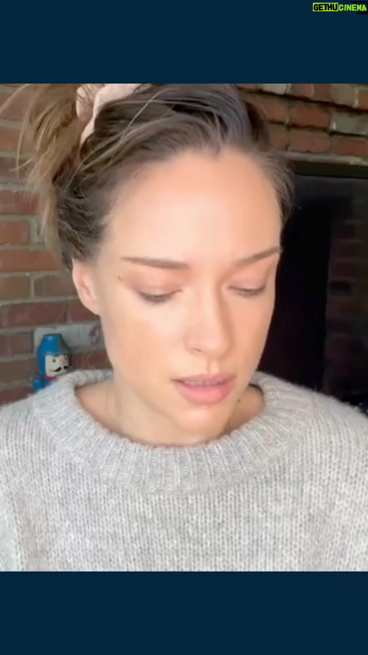 Alicja Bachleda-Curuś Instagram - U mnie często bywa tak, że noc miesza się z dniem podczas podróży pomiędzy Polską a Stanami. Byłam bardzo ciekawa, jak nowe serum marki @shiseido zadziała na moją skórę podczas i po podróży. Parę faktów: LiftDefine Radiance Night Concentrate to kosmetyk, który stosuje się jako ostatni krok wieczornej pielęgnacji, zaraz po kremie. Wyposażony jest w najnowszą technologię LiftDynamic 4D, która wpływa na aktywację naturalnego systemu antygrawitacyjnego skóry i w miarę stosowania kontur twarzy staje się bardziej uniesiony. Jedwabista konsystencja serum łatwo się rozprowadza, a zadziała najlepiej w połączeniu z 4 etapowym masażem twarzy. ✨Cera rano faktycznie wyglada na bardziej wypoczętą i promienna a skóra nabiera ładnego kolorytu - można nawet zapomnieć o makijażu 😎 Dziękuję @shiseido #reklama #SHISEIDO #VitalPerfection #LiftDefine #BeautyRitual #SkinCareRoutine #InstaBeauty #NightTimeSkincare @douglas_polska