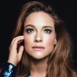 Alicja Bachleda-Curuś Instagram - Hello! Na codzień rzadko się maluję (a przez ostatni rok jeszcze rzadziej), więc podkreślenie rzęs jest przeważnie jedynym, szybkim i łatwym akcentem mojego „makijażu”. Jako że niedawno zostałam ambasadorką Tuszu Geniusz 5w1 marki Avon, miałam okazje wypróbować cała gamę nowych odcieni. Mój wybór to klasyczna czerń, ale Geniusz pojawił się również w trzech głębokich barwach, w tym w piękniej, szmaragdowej zieleni 💚✨ #avonpolska #bitwamaskar @avon_polska