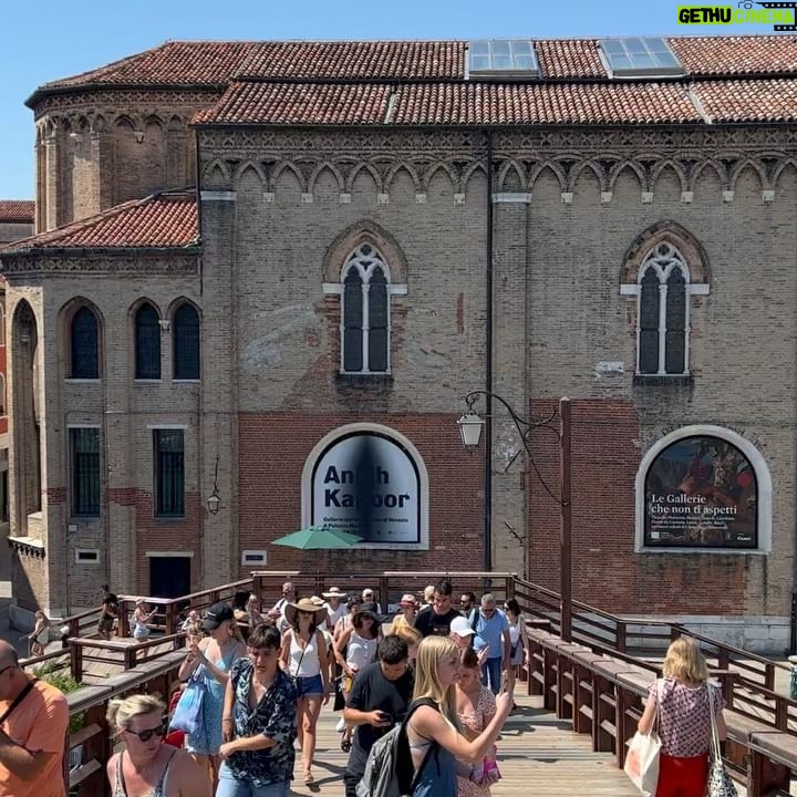 Alicja Bachleda-Curuś Instagram - La Grande Venezia, still wondering how is this place even real?! So much beauty everywhere! Art, food, friends💗#bienale #vacation #girlstrip ✨