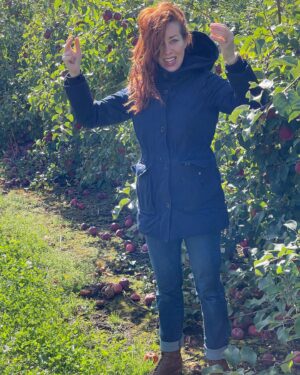 Alie Ward Instagram - Well well well, no sooner do we cover #Pomology 🍎 for @ologies then I get my rear end to a REAL ORCHARD to gander at apples with the Sleeper Crew. It was a real Falliday weekend with frickin pumpkins, skellies, apple crumbles, homemade pastas, fireside work sessions, and @jarrett_sleeper Monster Mashing all over the yard. Thank you sis/wedding gown designer @samantha.sleeper @chrisberrydrums @jayscards and my favorite jewelery-maker @palm__sunday for the coziest vibes. Hot damn, I loved it.