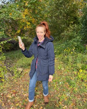 Alie Ward Instagram - Well well well, no sooner do we cover #Pomology 🍎 for @ologies then I get my rear end to a REAL ORCHARD to gander at apples with the Sleeper Crew. It was a real Falliday weekend with frickin pumpkins, skellies, apple crumbles, homemade pastas, fireside work sessions, and @jarrett_sleeper Monster Mashing all over the yard. Thank you sis/wedding gown designer @samantha.sleeper @chrisberrydrums @jayscards and my favorite jewelery-maker @palm__sunday for the coziest vibes. Hot damn, I loved it.