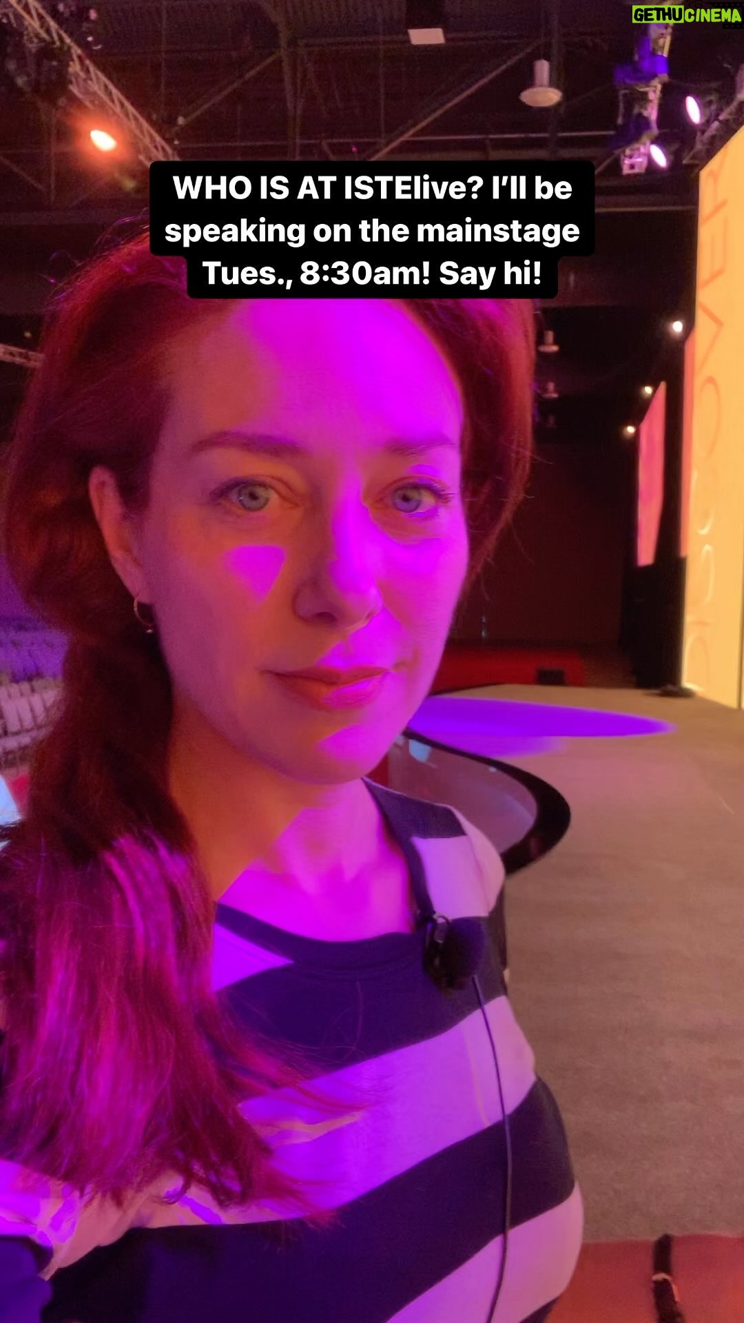 Alie Ward Instagram - Who’s at #ISTELive? I’m on the mainstage tomorrow (Tues.) at 8:30am, so come learn about curiosity & advice from the biggest brainiacs in the world. 💖🧠 @isteconnects @ologies