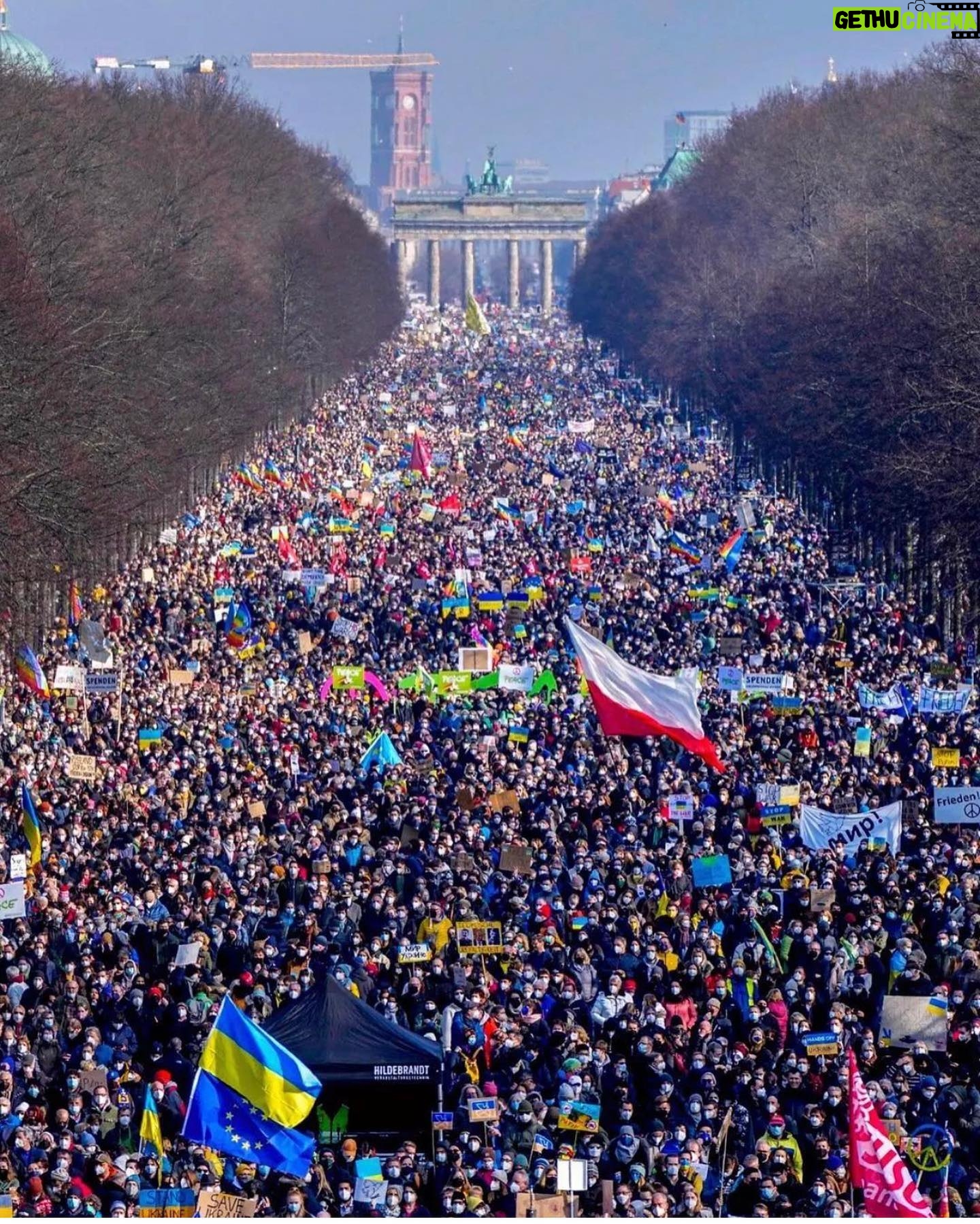 Alina Kovalenko Instagram - To all my foreign friends, colleagues and citizens of the world: I was in Kyiv on February 24 and like many people in my country I woke up from the sound of rocket explosions. During this 5 days the Armed Forces of Ukraine, the Territorial Defense units and regular Ukrainians courageously hold every centimeter of our ground, destroying Russian troops. While some of our children are born in bomb shelters and others die under shelling, Putin threatens the world with nuclear weapons. Ukrainians fight this war NOT ONLY for the territory of Ukraine, but for the peace and quiet of the entire European continent, entire civilized world. Today, along with the political and military support, sharing truthful information are extremely important for Ukraine. The power to do it is in your hands. Join and contribute to the victorious battle against the bloodshed inflicted on Ukraine by the aggression of the Russian Federation. β’ If there is a rally in your city, then participate and write about it on social media. β’ If there are no rallies nearby, organize one in support of Ukraine yourself. β’ Sign petitions. β’ Donate to the Ukrainian Army. Don't stay indifferent and help Ukraine defend THE WORLD against the Russian aggression. Glory to Ukraine! πΊπ¦πΊπ¦πΊπ¦