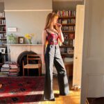 Alina Kovalenko Instagram - Denim groooving 💥 Favorite pair of jeans at the moment ♥️ Made to measure by amazing Ukrainian brand @match_denim_com